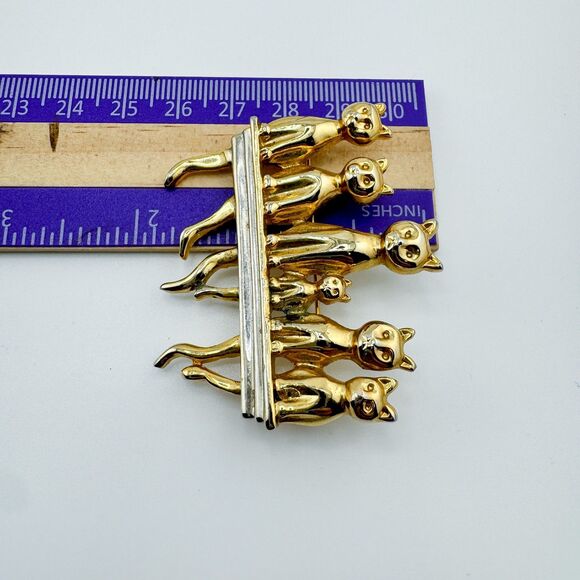 Vintage 6 Sitting Cats Shelf Fence Brooch Retro Statement Grandma Cottage Gift - Picture 7 of 7